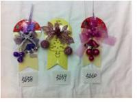 Подвеска новогодняя бант с колок.и шариками  малин.21 см на картоне